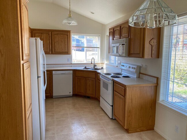 Building Photo - Hucrest 2 Bedroom 2 Bath House!