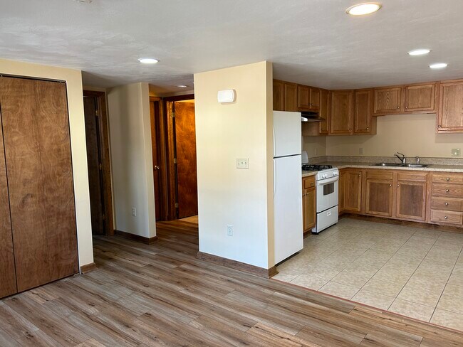 Building Photo - 349 Maple St