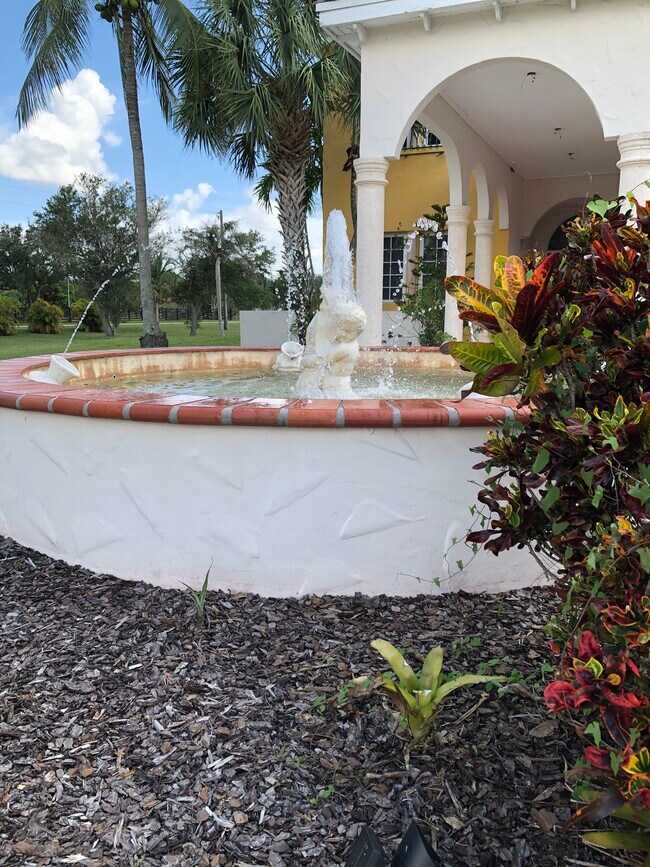 Building Photo - 19200 SW 57th Ct