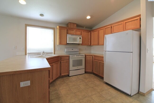 Building Photo - West Pasco 3 bed/2 bath Home