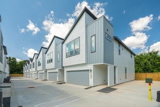 Building Photo - 6061 De Soto St