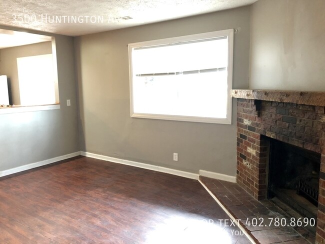 Building Photo - Spacious 2 bedroom 1 bath apartment!