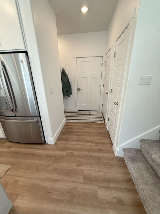 Building Photo - Modern 3-Bedroom End-Unit Townhome in Smit...