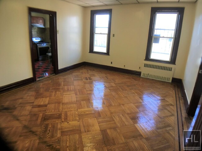 Building Photo - VERY BRIGHT AND SPACIOUS 3 BEDROOMS LINDEN...