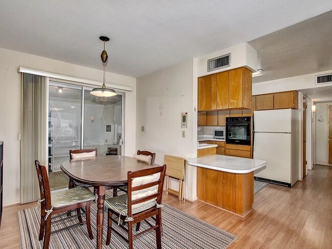 Building Photo - 323 N 55th St