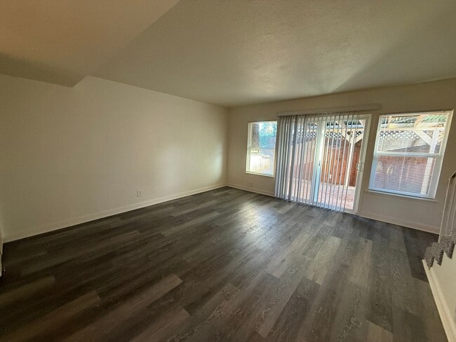 Foto del edificio - 2 bedroom 1.5 bath condo! Half off 2nd months rent Move in Special!