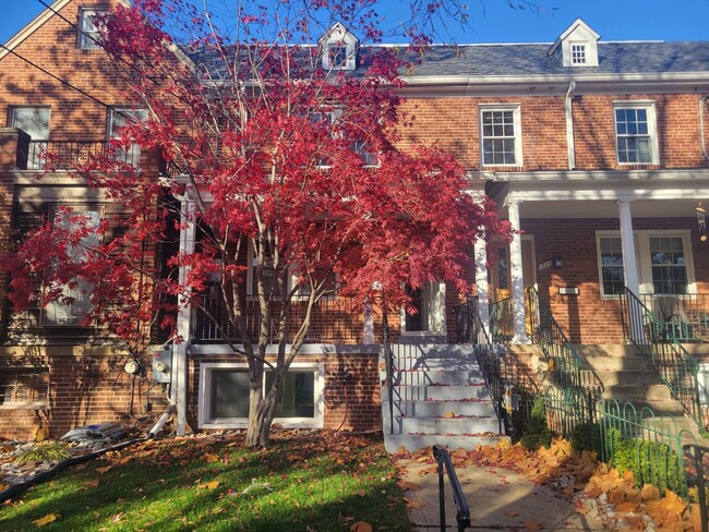 Building Photo - Beautiful 4 BR/3 BA Townhome in Brightwood!