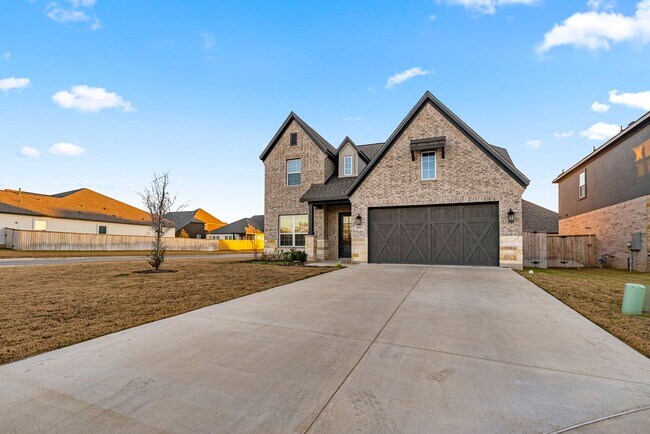 Foto del edificio - Texas Charm Meets Modern Comfort in Manor