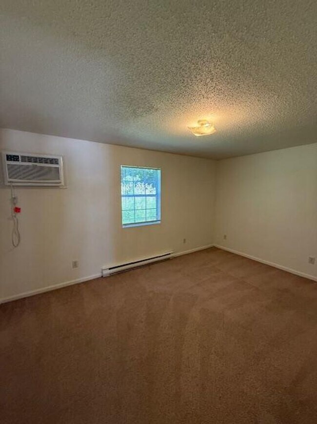 Building Photo - This is a great unit, come check it out today!!