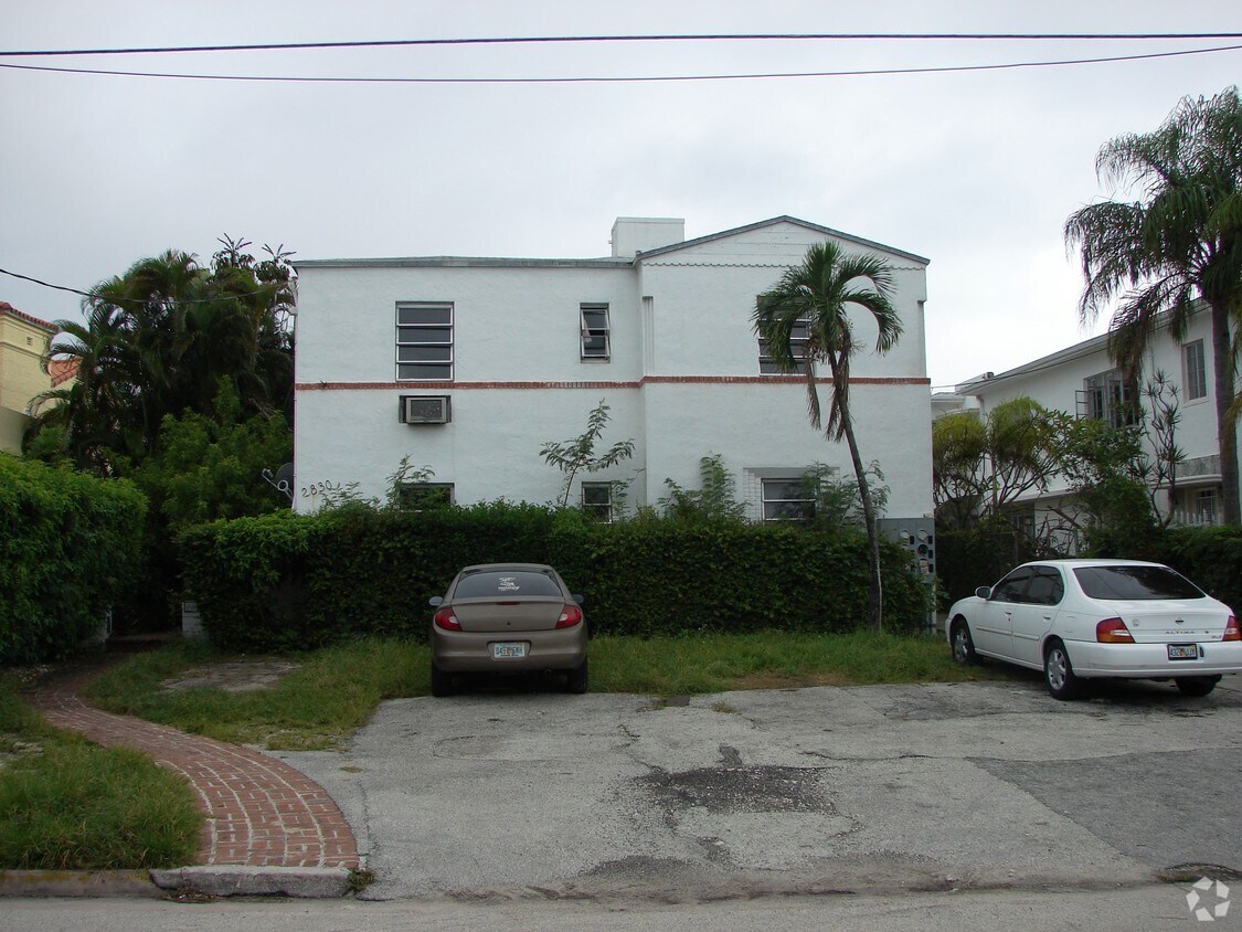 Building Photo - 2830 Pine Tree Dr