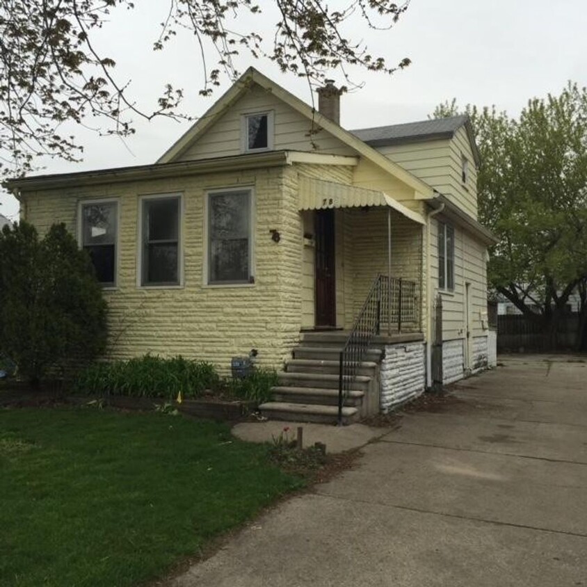 Foto principal - 3 Bedroom 1 Bath home in Hazel Park