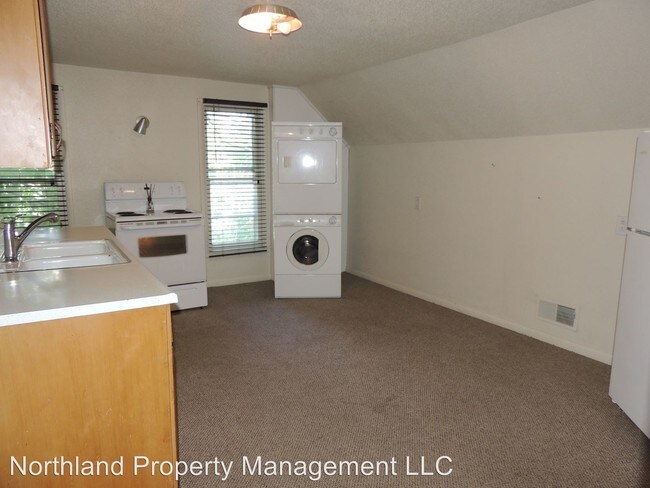 Building Photo - 624 1/2 3rd St
