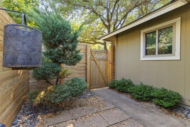 Building Photo - 5606 Shreveport Dr