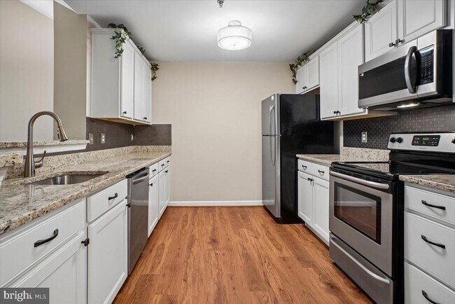 Foto del edificio - 1100 Quaker Hill Dr