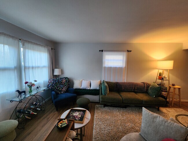 Sala de estar de lado - 532 Rosecrans Ave