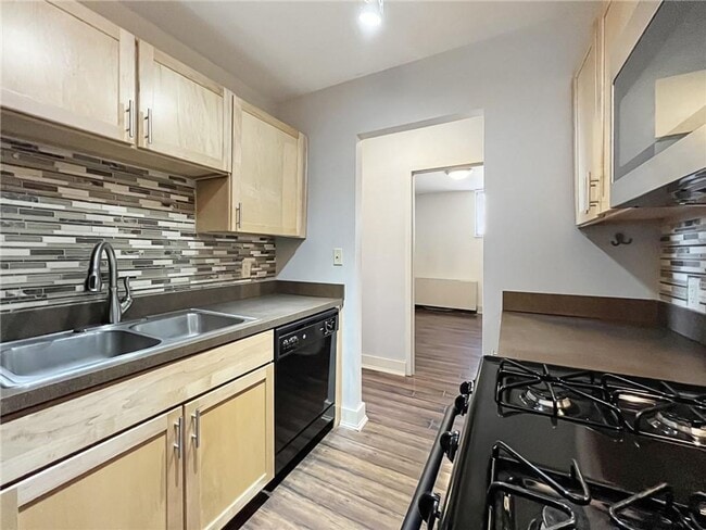 Building Photo - 2 Bedroom / 1.5 Bath Unit in Metropolitan ...