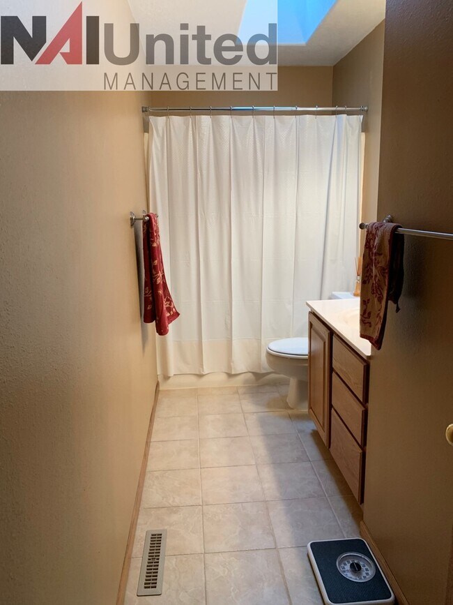 Building Photo - House for Rent 3 BR, 2 bath house, main floor laundry, 2 fireplaces, attached garage, Dakota Dunes