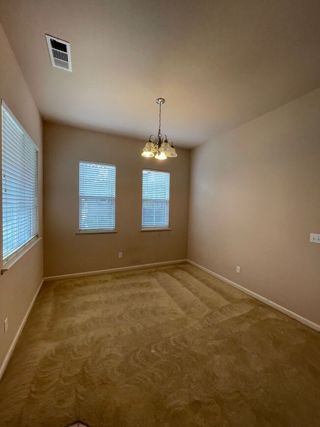 Building Photo - This charming 3/bed 2/bath welcomes you home.