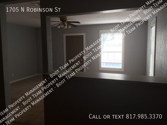 Building Photo - 1705 N Robinson St