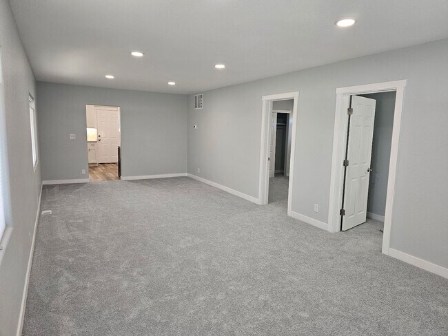 Building Photo - Beautiful Denver Home Available