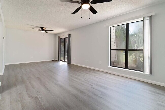 Foto del edificio - 308 Miracle Strip Pkwy SW