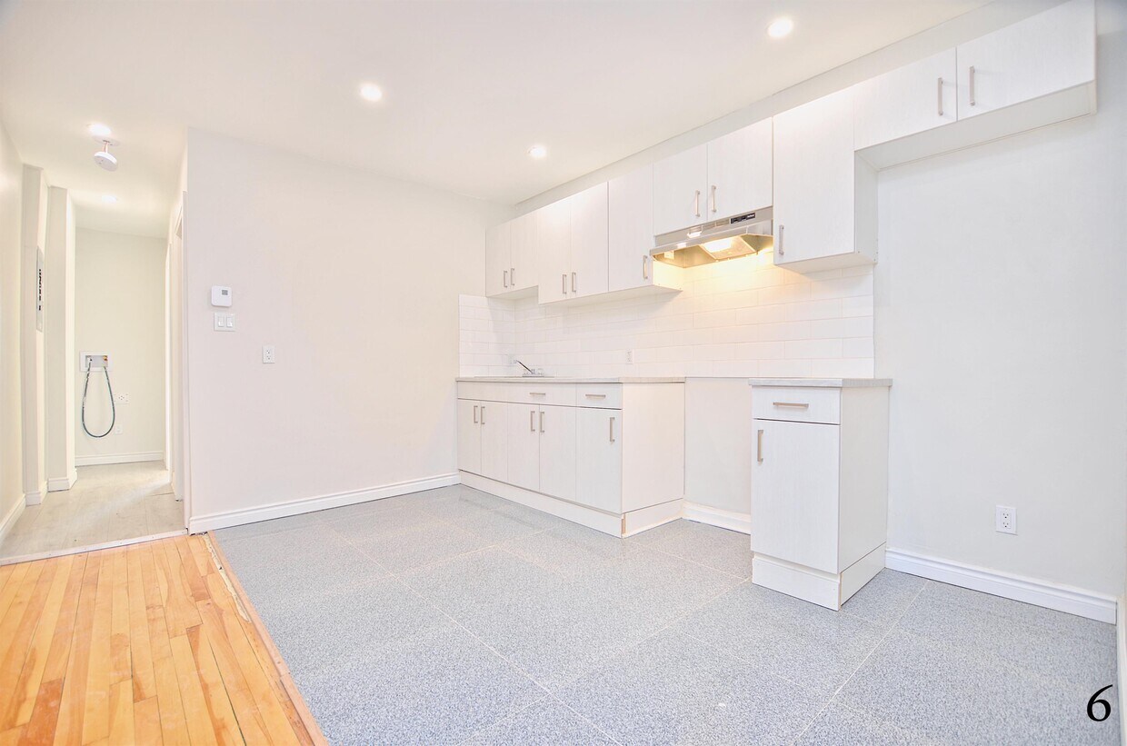 Primary Photo - 11740 Av. Pigeon