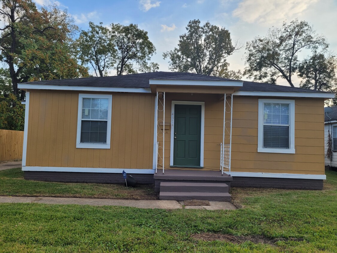 Primary Photo - 4374 Monroe Ave