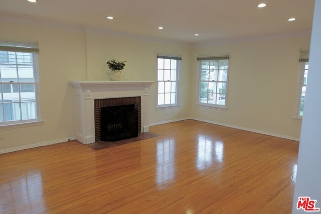 Building Photo - 906 Croft Ave