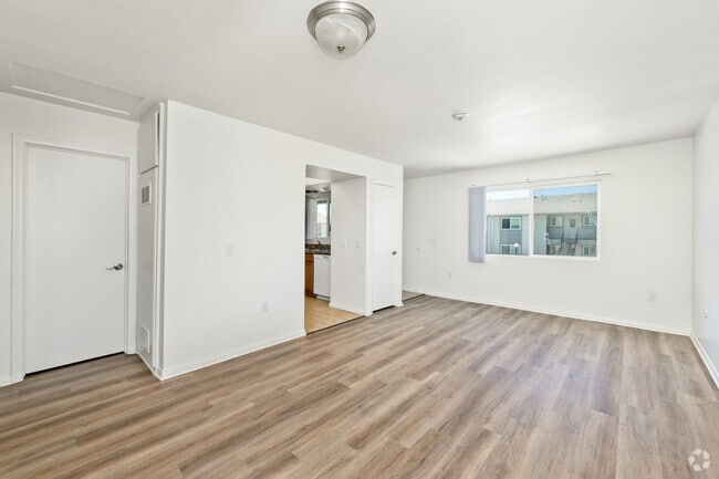 2BR, 2BA - 950SF - Living Room - Northport Apartments