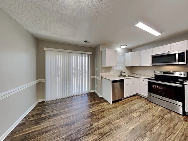 Foto del edificio - 7716 Pence Pond Ln