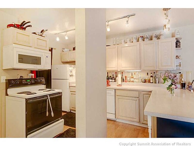 Building Photo - On Main Street!  2bed/2bath Condo!