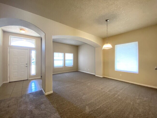 Foto del edificio - Spacious- 2 Living Rm/3BR/2Bath in Cabezon