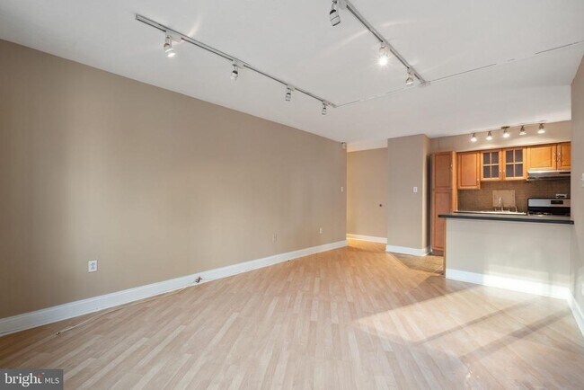 Building Photo - 2101-17 Chestnut St