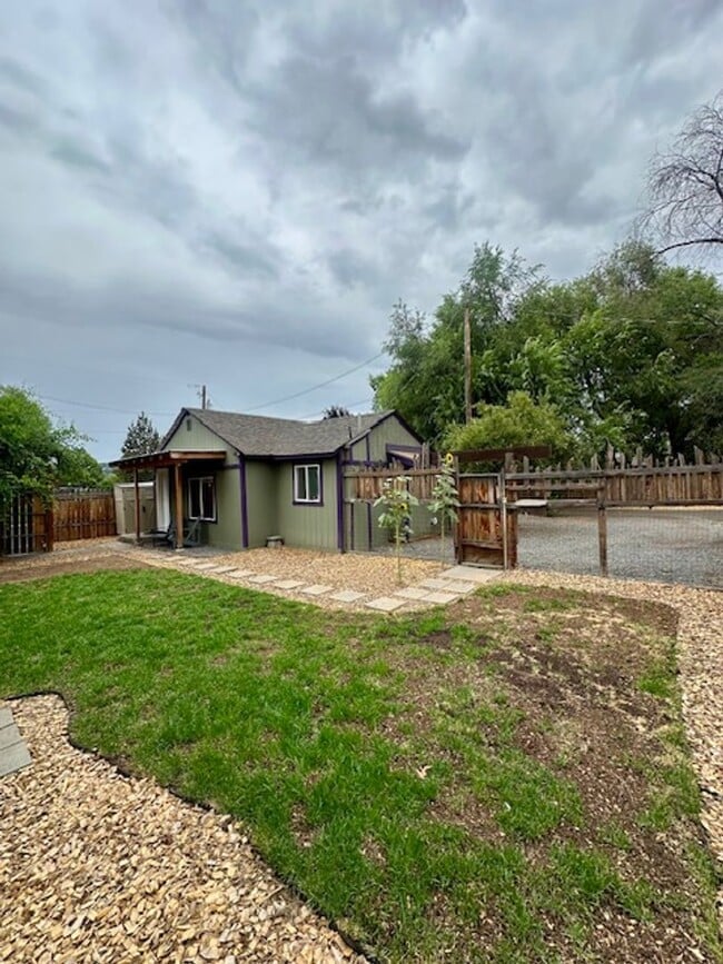 Building Photo - Great one bedroom unit in mid-town!  A mus...