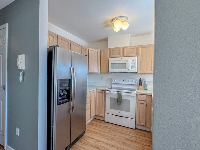 Building Photo - Top Floor Northgate 2 bed/2 bath Condo, $2...