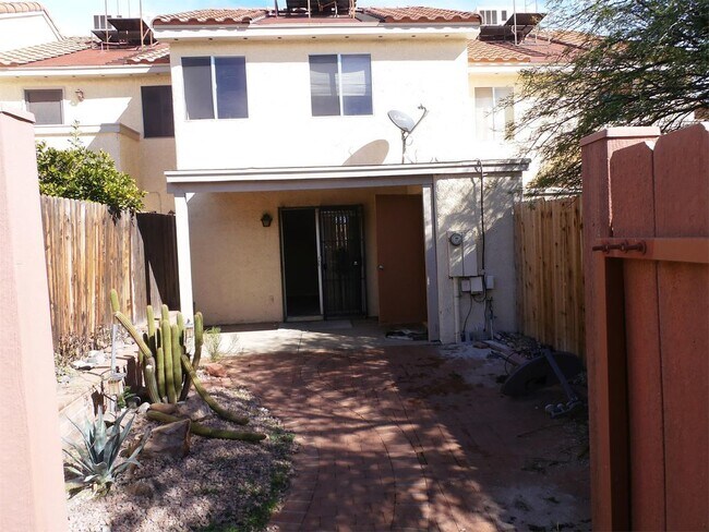 Foto del edificio - West Ironwood Hill Dr & Greasewood Rd 2/2