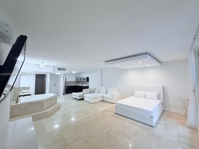 Building Photo - 2301 Collins Ave