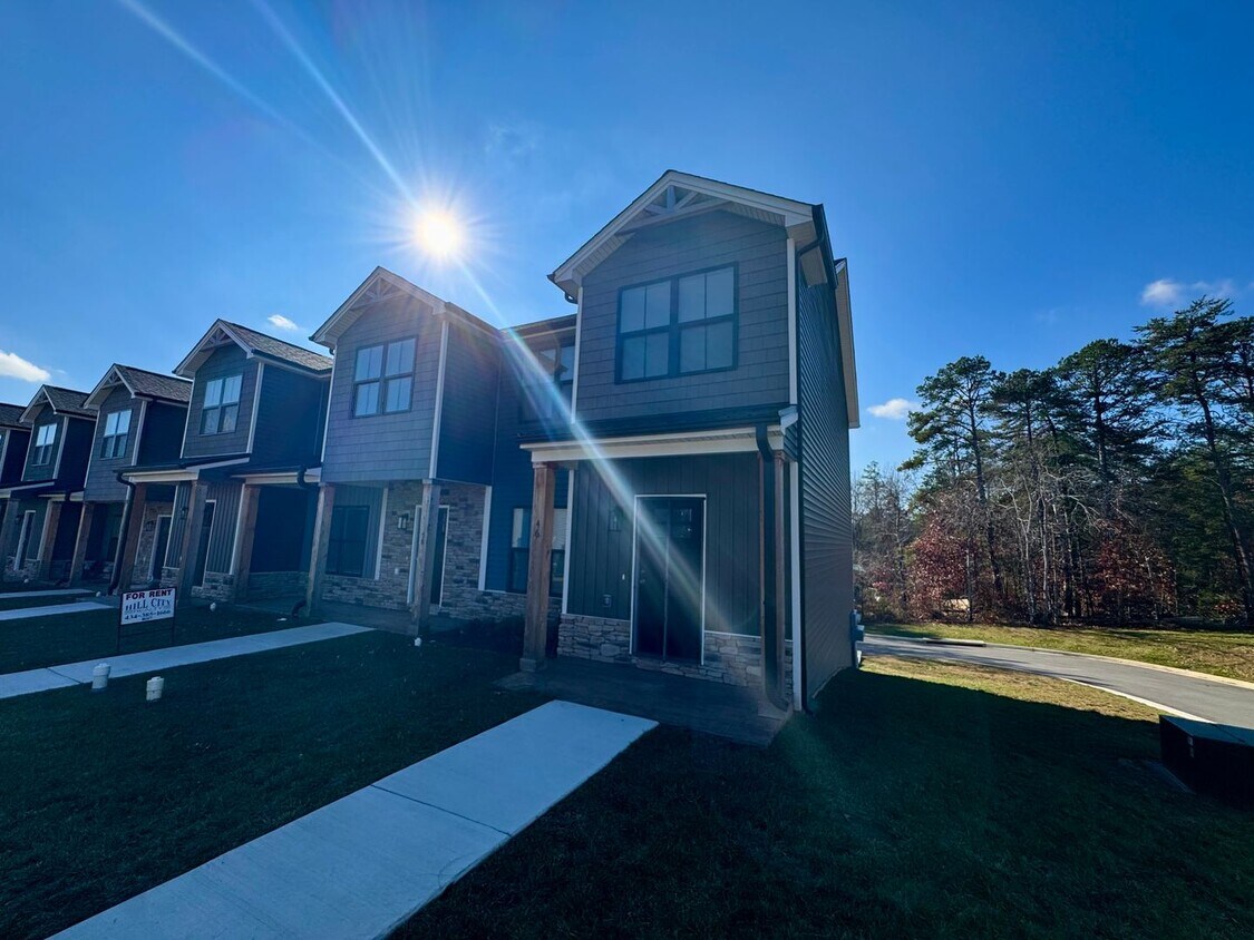 END UNIT Sunburst Villa Luxury Townhouse WITH BASEMENT - END UNIT Sunburst Villa Luxury Townhouse W...