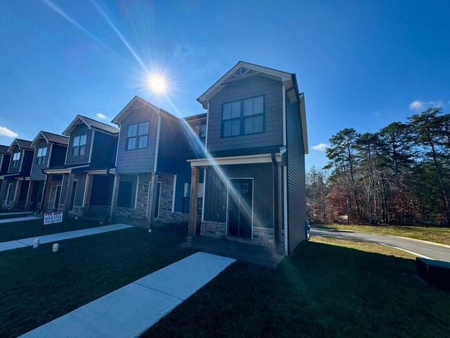 END UNIT Sunburst Villa Luxury Townhouse WITH BASEMENT - END UNIT Sunburst Villa Luxury Townhouse WITH BASEMENT