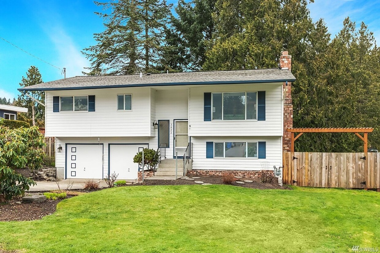 Foto principal - 3 bed/3 bath Home in Shoreline