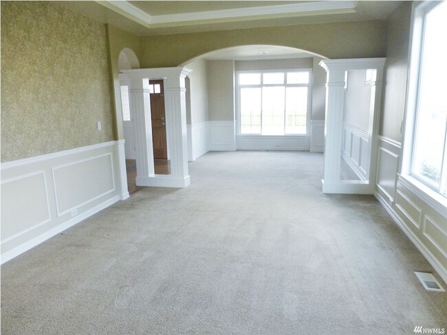 Building Photo - Spacious 4 bed plus den plus bonus room