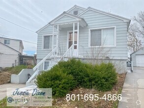Building Photo - 219 Country Club Dr