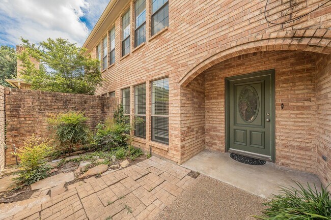 Foto del edificio - Fully Remodeled Townhome