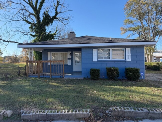 Building Photo - 3 Bedroom House - Large Storage Building a...