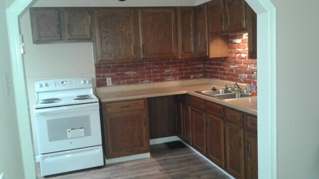 Cocina renovada, recién pintada, estufa y refrigerador nuevos. - 1654 Pell Dr