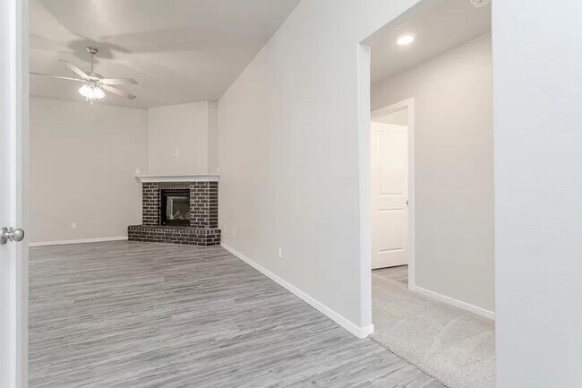 Foto del edificio - Gorgeous 3 Bedroom Home In Greenwood (Midl...