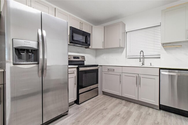 Building Photo - 5140 SW 40th Ave