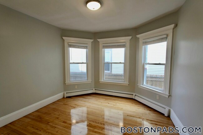 Building Photo - 55 Estes St