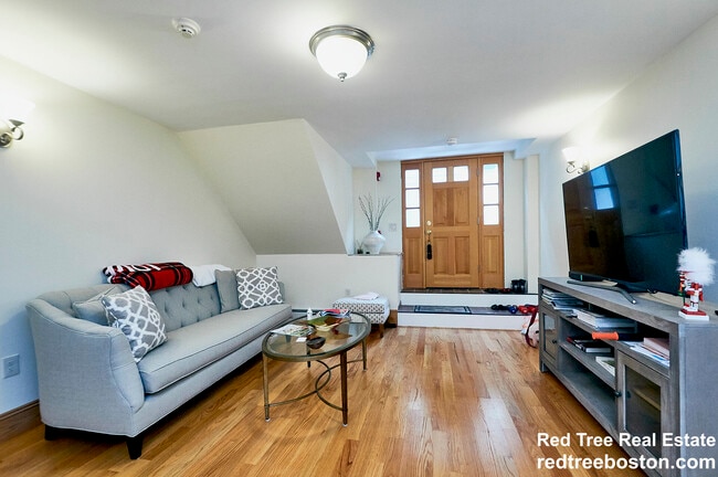 Photo - 16 S Russell St Apartment