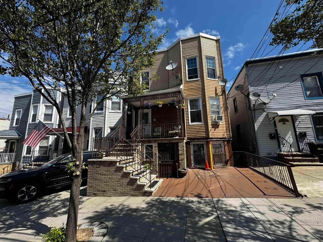 Primary Photo - 816 19th St